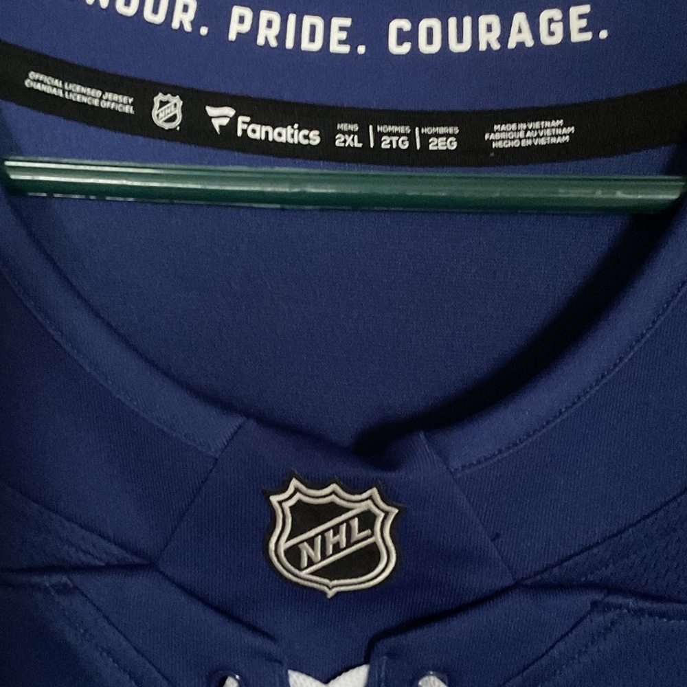 Authentic John Tavares Captain Toronto Maple Leafs Blue Hockey Jersey - Picture 4 of 5